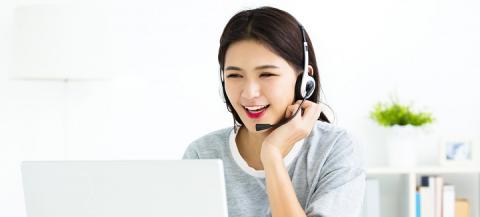 Asiatische Studentin mit Kopfhörer